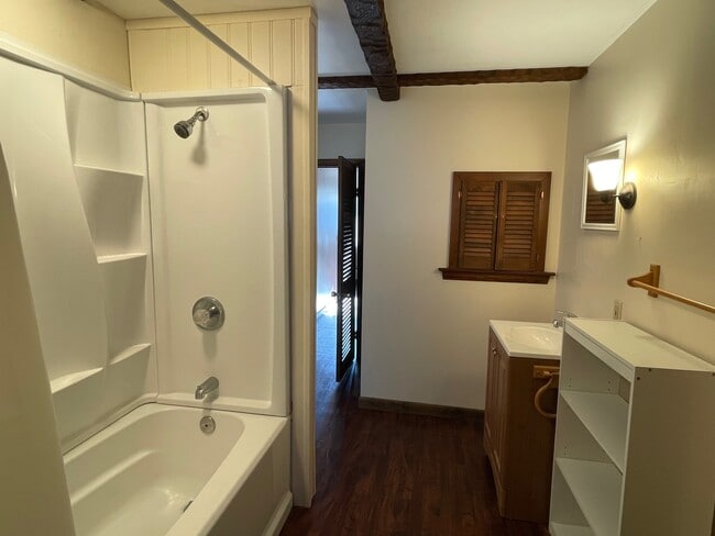 Tub/shower - 29 Center St Unit 1