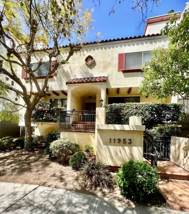 Front of the Building - 11953 Goshen Ave Unidad 4