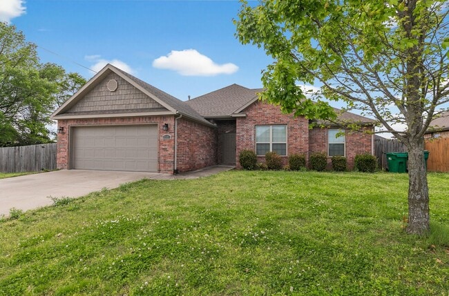 Building Photo - Very spacious 4 bed 2 bath home in Centerton