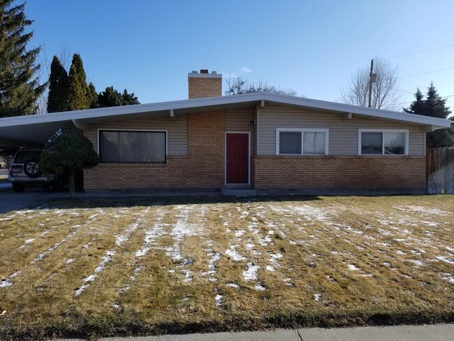 Building Photo - 3 bedroom, 1 bath rance style home on corner lot.