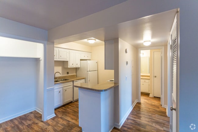 1BR, 1BA - 821 SF - Kitchen