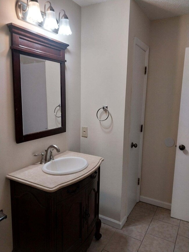 Photo - 106 Car Mol Dr