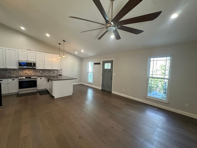 Building Photo - 3 Bed 2 Bath Remodeled Home for Rent!