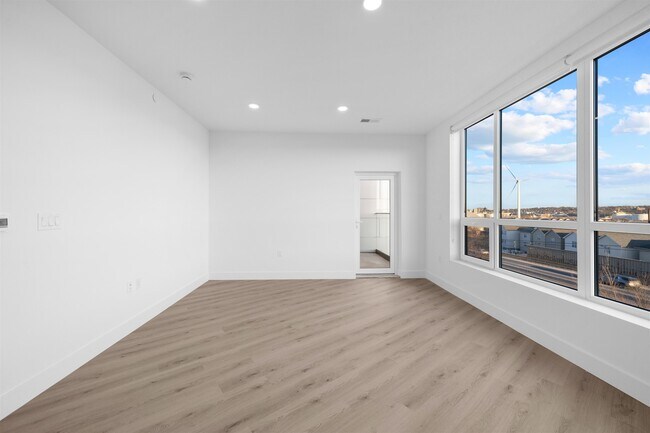 Photo - 17 AVENUE E Unit 302