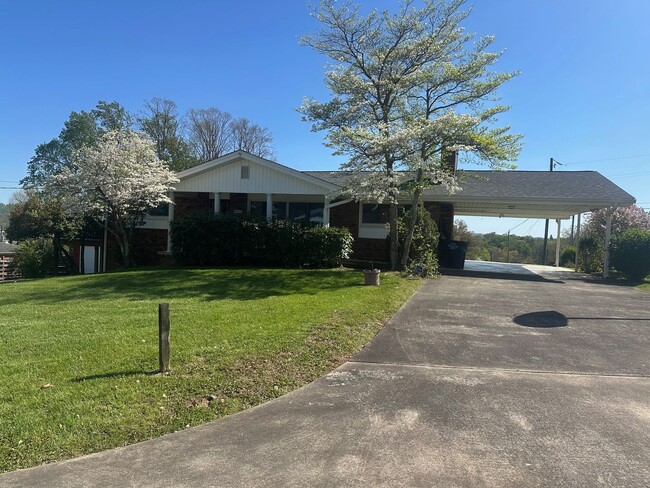 2 Story Brick 4/5 bedroom 2.5 Bath with Ga... - 2 Story Brick 4/5 bedroom 2.5 Bath with Ga... House