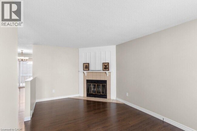 Photo - 462 Springbank Ave N