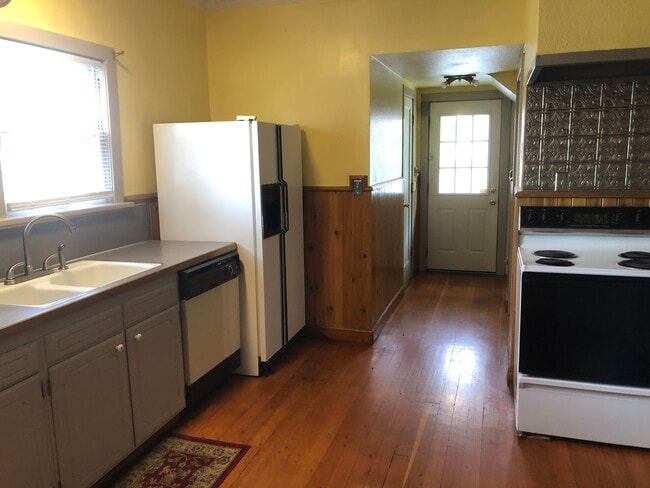 Photo - 207 S 16th Ave Apartments