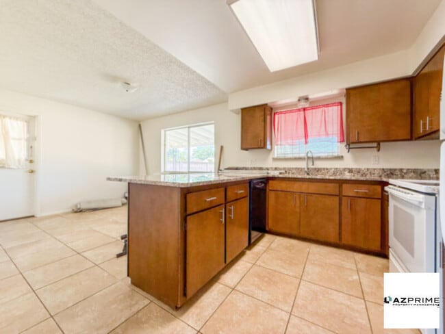 Photo - Charming 3/2 Tempe Home - Spacious and Ser...