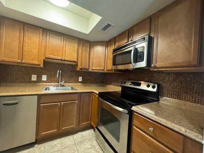 Building Photo - 637 Harwood St