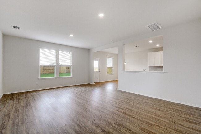 Photo - 121 Nettletree Dr