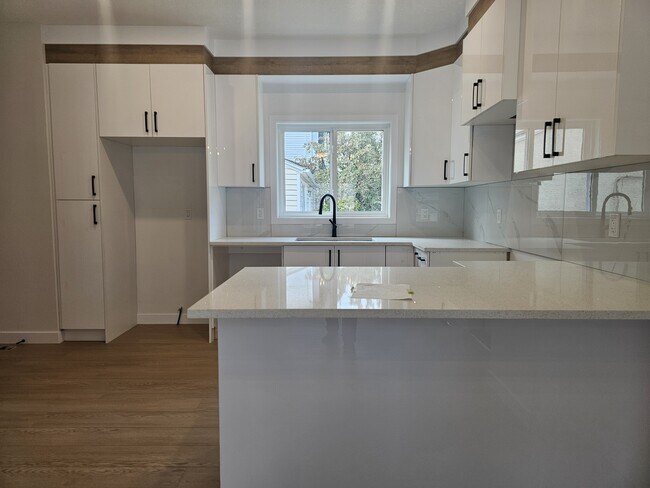 Photo - 15315-15395 95 Ave NW