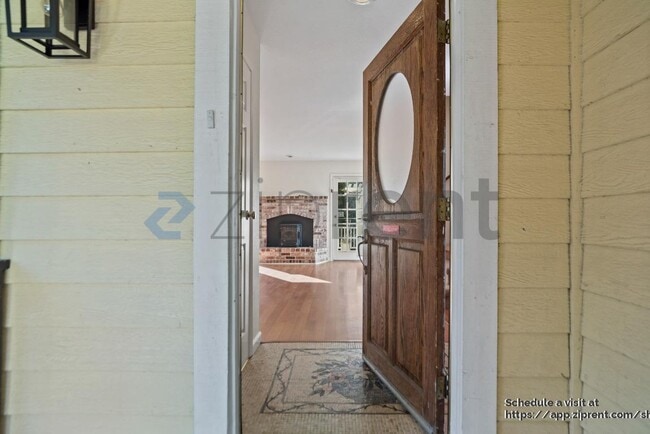 Photo - 920 Belmont Way