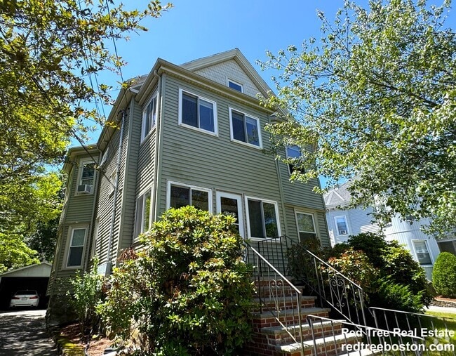 Building Photo - 25 Fuller St Unit 4-bed 1-bath Rental
