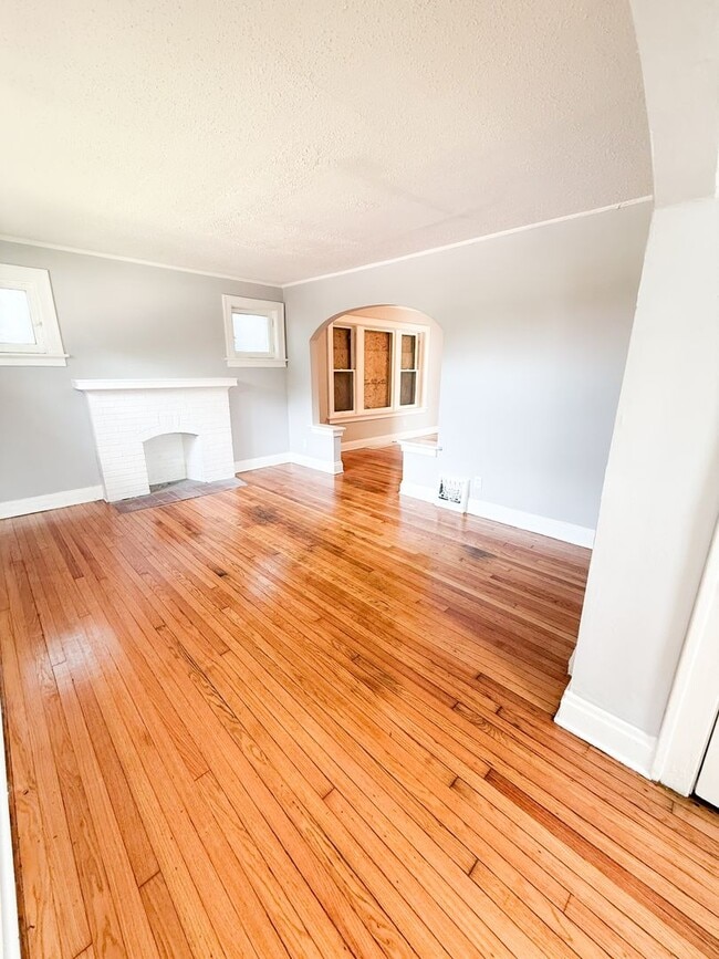 Building Photo - Newly Renovated 3 Bed/ 1.5 Bath With Hardwood Flooring!