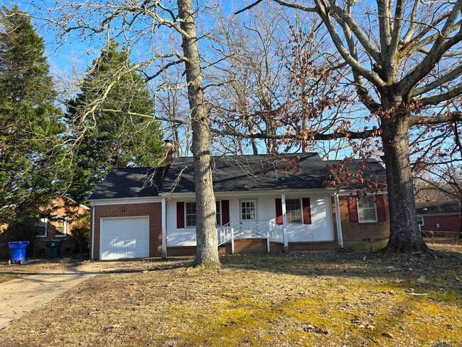 Building Photo - Move In Ready 3bd, 1.5bath Brick Ranch