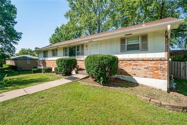 Entrada principal, bellamente ajardinada. - 7416 N. Central St.