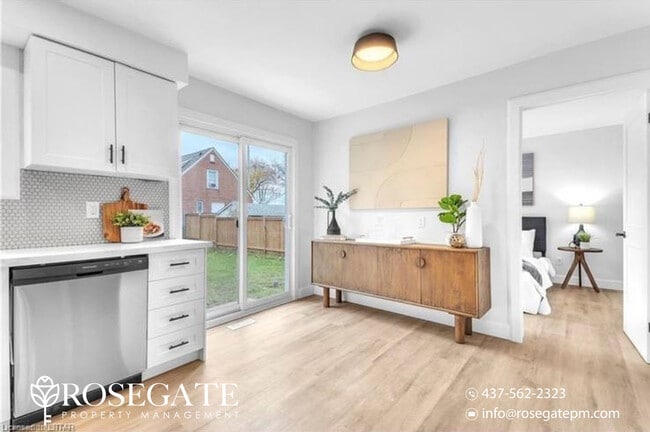 Photo - Charming 3-Bedroom Detached Home with Backyard & 3 Parking Spots – Pet Friendly – London