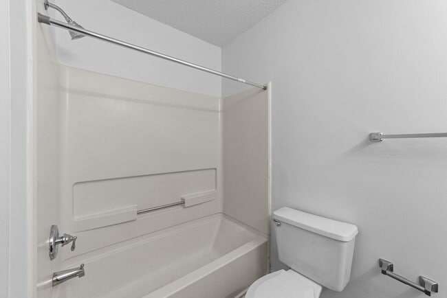 Photo - West Oaks, Three Bedroom Two Bath Apartment Unidad 2120-302