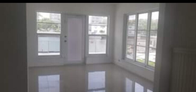 Photo - 8141 Crespi Blvd Unit LARGE 1 /1 PLUS DEN