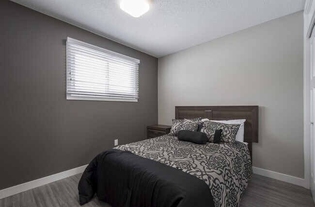 Photo - 9302-93108 108 Ave