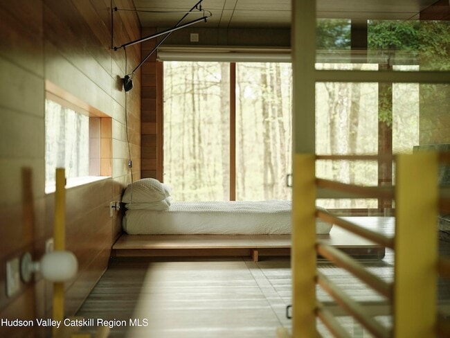 Photo - 2003 Queens Hwy