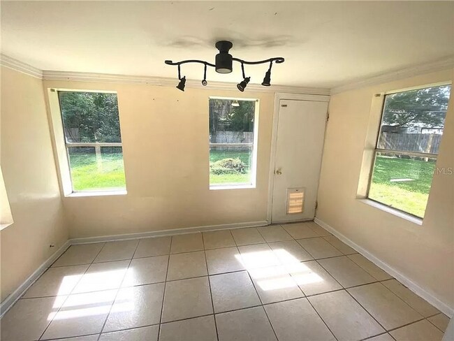 Photo - Spacious 3/2 home available now, and conveniently located near downtown and Manatee Hospital