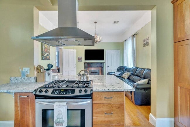 Photo - Gorgeous 3BD/2BA Home w/ Off Street Parking, Laundry Room, and Only 1 Block Off St Charles Ave. Unidad 3314 Carondelet  A