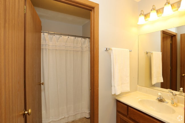 2BR, 1BA - Lower