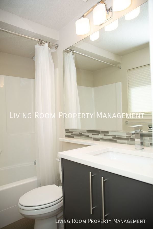 Photo - 736 N Webster St
