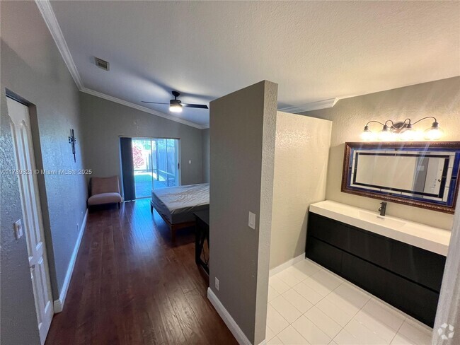 Building Photo - 4250 SW 82nd Way Unit REAR Rental