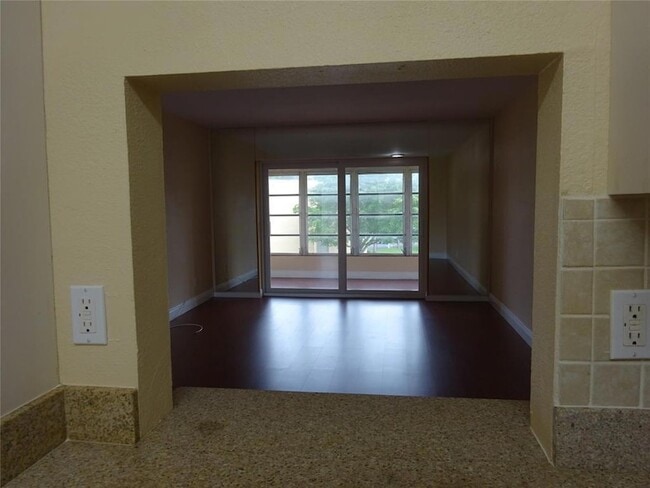 Photo - 6050 NW 64th Ave Unidad 307