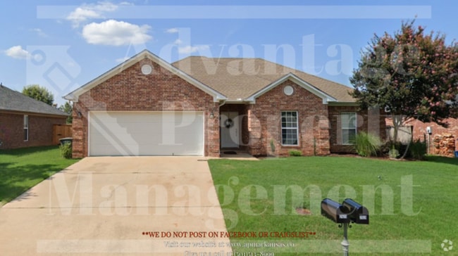Building Photo - Showings Available! Rental