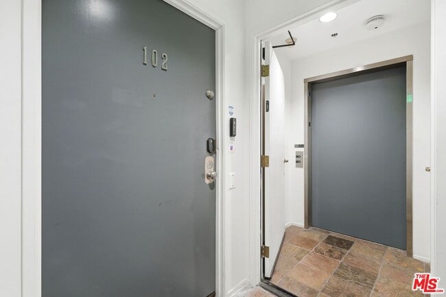 Photo - 1842 Greenfield Ave Unidad 102