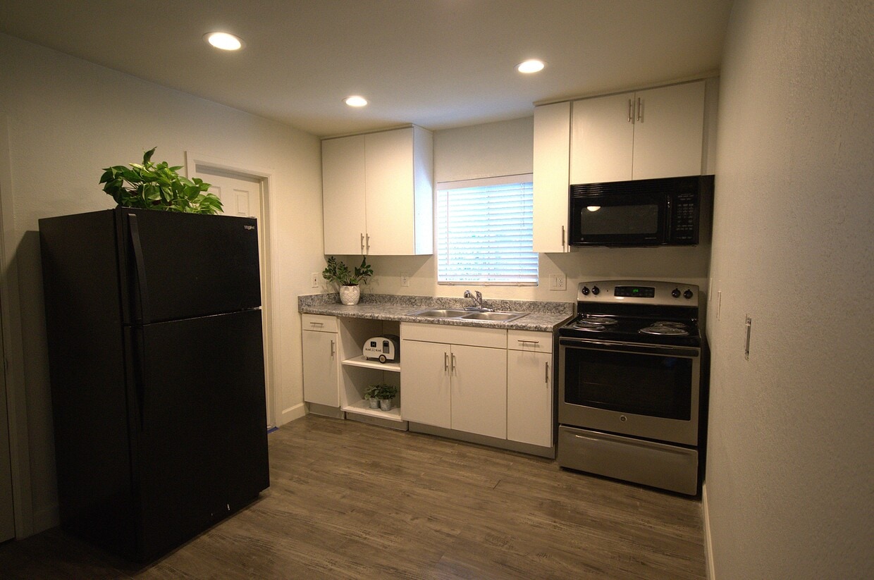 Kitchen - 9632 N 10th Ave (Phoenix, AZ)