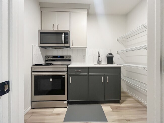 Photo - 3723-3742 42 Ave