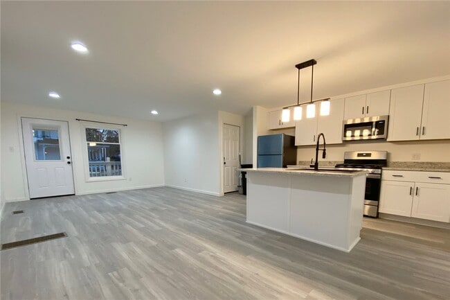 Photo - 470 W 2nd St