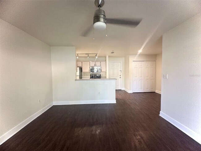 Photo - 5467 Vineland Rd Unit 6114
