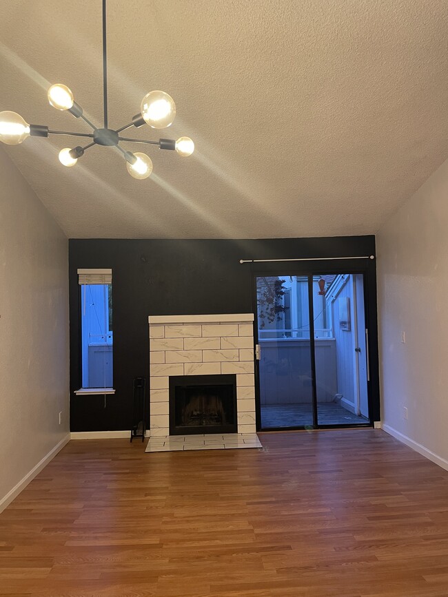 sala de estar con puerta al balcón - 250 Del Verde Cir Unidad 6