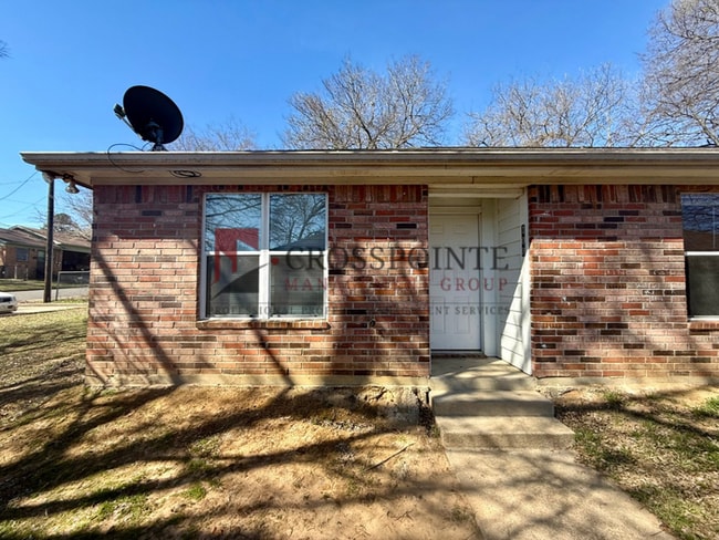 Building Photo - Tour Today! Two Bedroom, Two Bathroom Duplex!