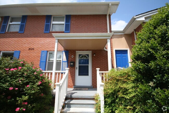 Building Photo - Adorable Townhouse with All Appliances Nea... Unit 2010B