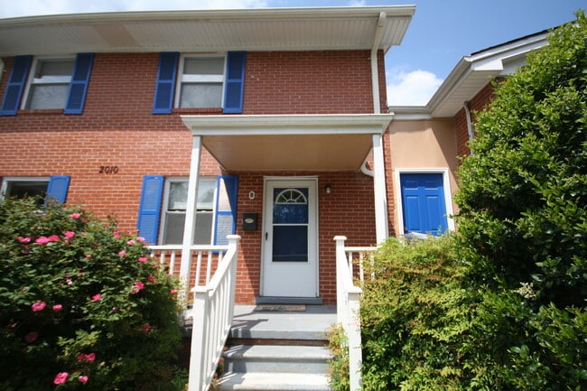 Adorable Townhouse with All Appliances Nea... - Adorable Townhouse with All Appliances Nea... Unit 2010B