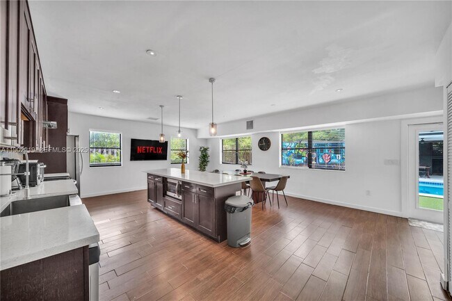 Photo - 710 NE 141st St