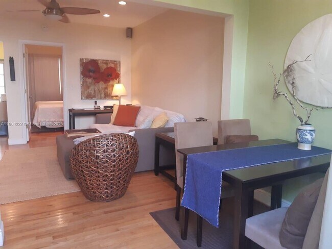 Photo - 744 Lenox Ave. Unidad 3