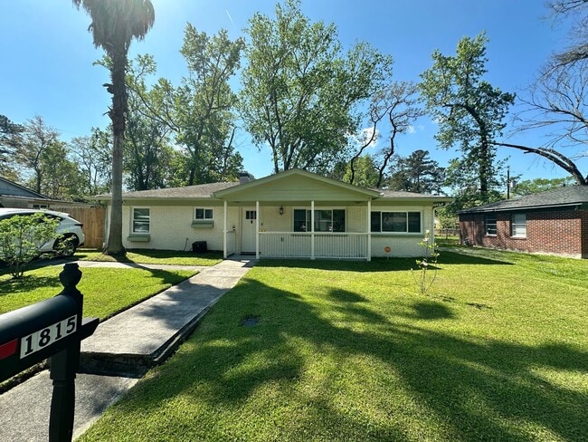 Building Photo - 3 BED | 2 BATH | GATED BACKYARD | TWO CAR DRIVEWAY | DAFFIN PARK