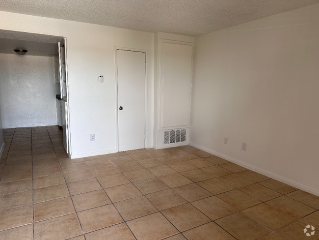 Building Photo - 11200 Auburn Ave Unit 1 Rental