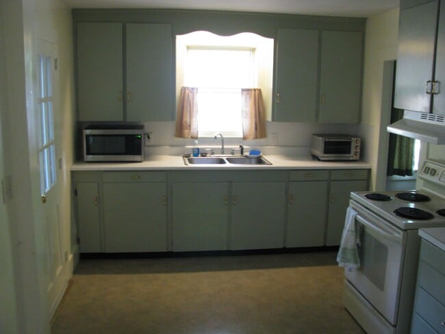 Building Photo - 717-719 Stony Hill Road Unit 717 Stony Hill Rd Rental