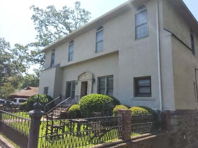 Photo - 4611 Woodlawn Dr