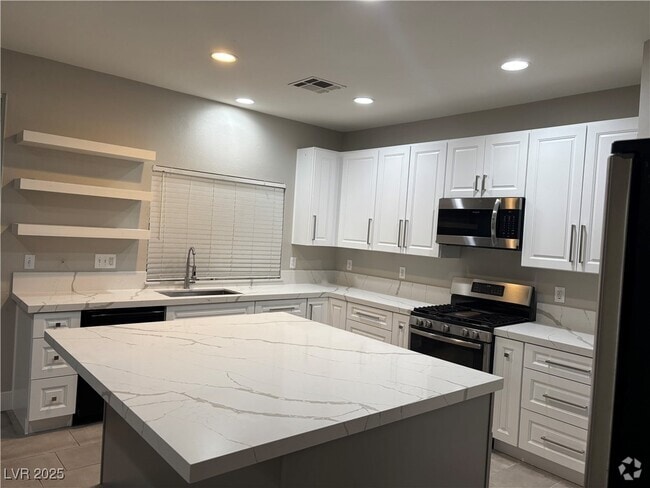 Building Photo - 675 Pacific Cascades Dr Rental