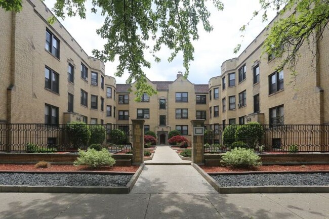 Building Photo - 1133 W Oakdale Ave