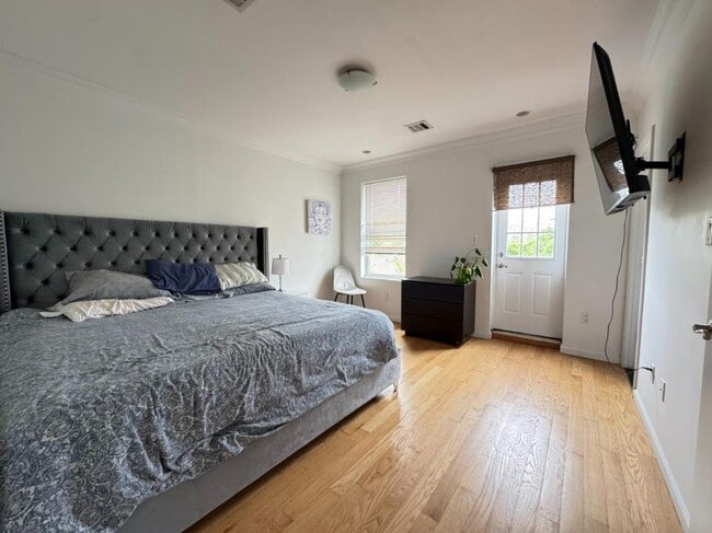 Building Photo - 5 bedroom in Brooklyn NY 11232